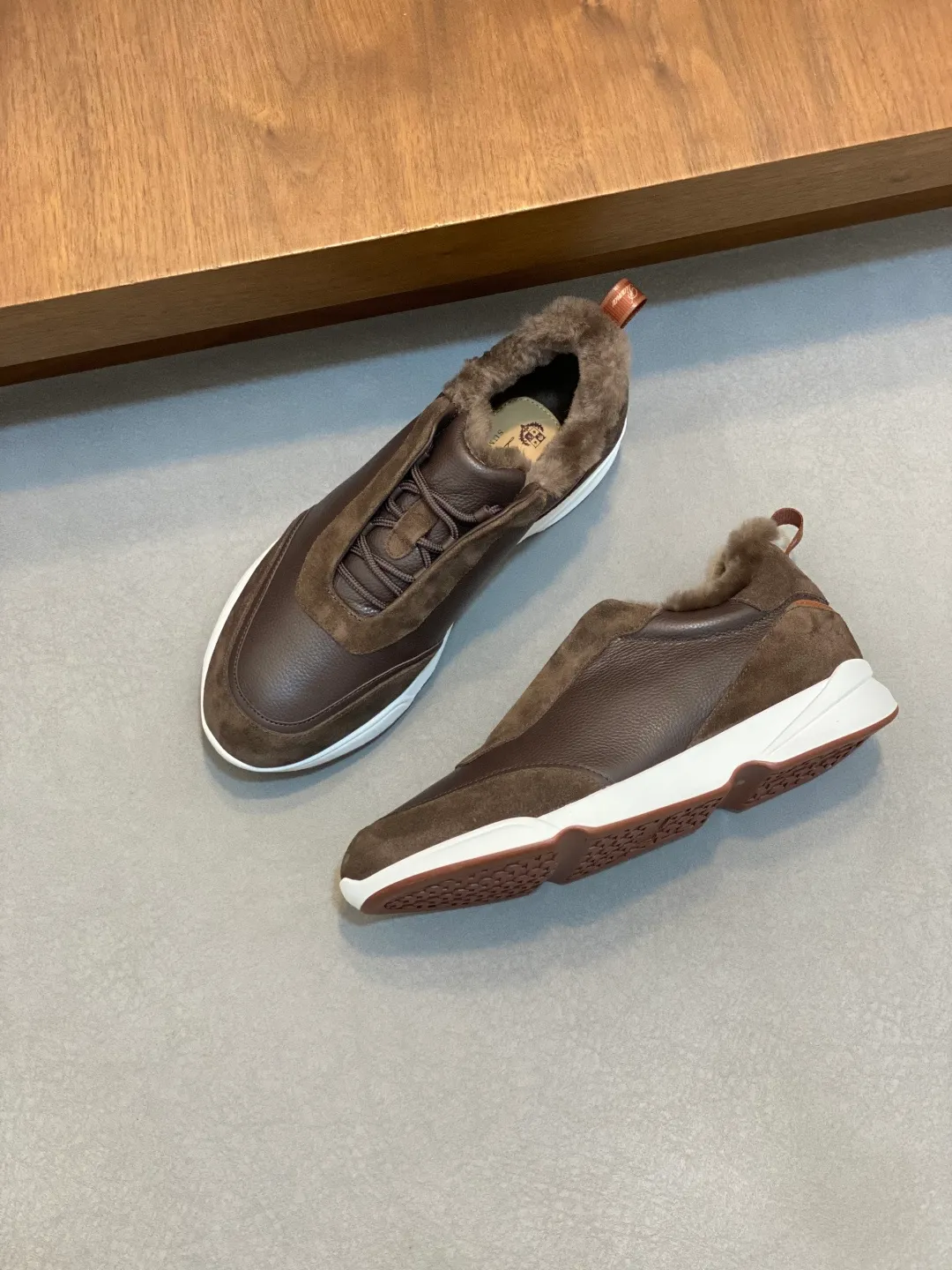 💰840 Winter LoroPiana WeekendWalk men's wool warm sneakers! Specially designed wool warm shoes for men! This WeekEndWalkEvo casual shoe reinterprets the WeekEnd casual shoe with a design that combines the characteristics of running shoes and walking shoes. An improved version of the classic shoe style in the autumn/winter series, the shoe body is made of fleece cotton blend with a slight elasticity to ensure that the upper part of the shoe is covered and fitted. The narrow silhouette in the middle and the warmth of the integrated fur lining make the shoes comfortable and practical to wear. The shoe details, combined with the lightweight rubber sole with ridged edges, add a sporty feel to the shoe. Kummel rubber sole with stitching and ultra-light technical material sole: This design structure helps distribute weight properly and improve shock absorption. Raised edges on the sole ensure traction and stability during walking. Body: 97% cotton, 3% spandex lining. Wool sole rubber! Size: 39/40/41/42/43/44 (45.46 customized) standard leather shoe size original box package